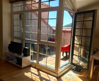 Foto del balcón amueblado con vistas al mar del apartamento.
