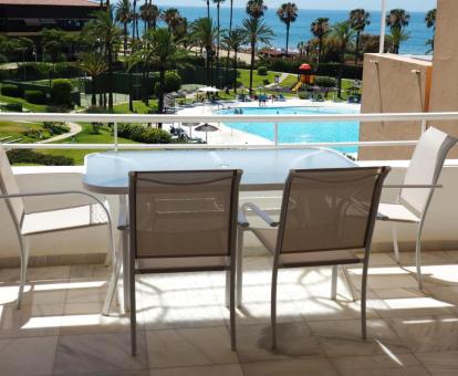 Foto de la terraza amueblada con vistas al mar del apartamento.