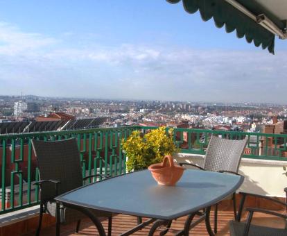 Foto de la terraza privada con vistas panorámicas del apartamento.