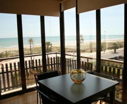 Foto de las instalaciones de este hotel con vistas al mar.