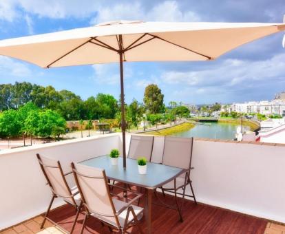 Foto de la terraza con comedor exterior y vistas al mar de este apartamento ático.