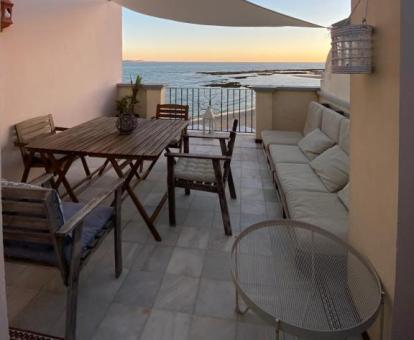 Foto de la amplia terraza amueblada con vistas al mar de este ático.
