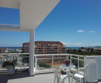 Foto de las instalaciones de este hotel con vistas al mar.