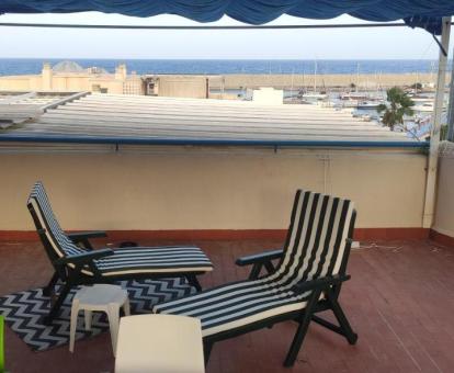 Foto de las instalaciones de este hotel con vistas al mar.