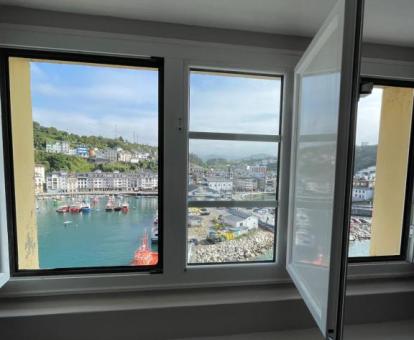 Foto de las vistas al mar y al puerto desde la ventana del ático.