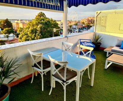 Foto de la amplia terraza de este ático con vistas al mar.