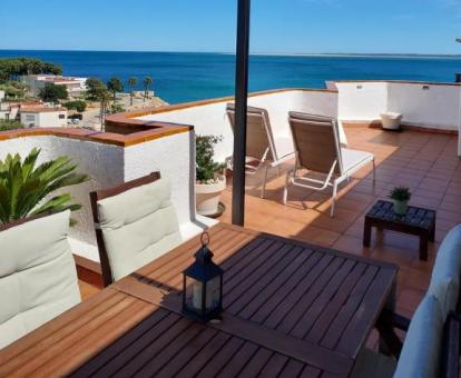 Foto de las instalaciones de este hotel con vistas al mar.