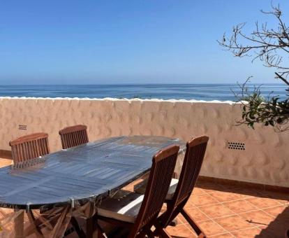 Foto de la terraza amueblada con vistas al mar del apartamento ático.