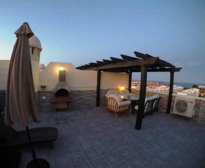 Foto de las instalaciones de este hotel con vistas al mar.