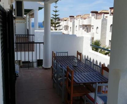 Foto de la terraza amueblada con vistas al mar del ático de tres dormitorios.