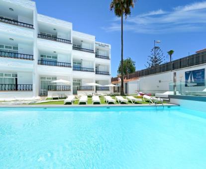 Foto de la piscina al aire libre disponible todo el año de este complejo de apartamentos.