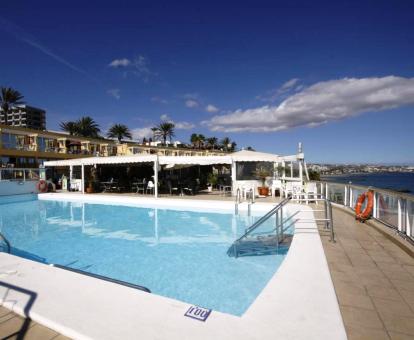 Foto de la piscina al aire libre disponible todo el año de este hotel.
