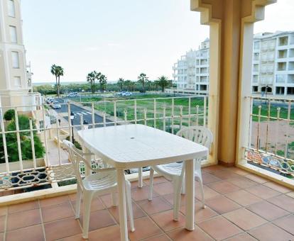 Foto de la terraza amueblada con vistas al mar de uno de los apartamentos.
