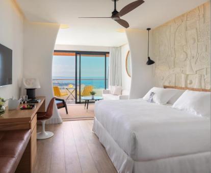 Foto de una de las habitaciones con vistas al mar del hotel.