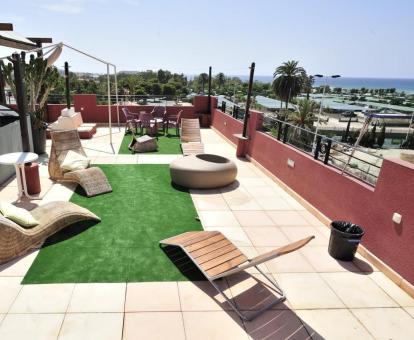 Foto de la terraza solarium con vistas al mar del hotel.