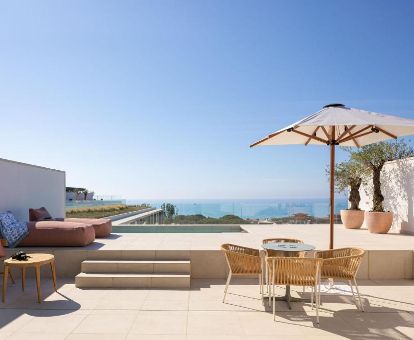 Fabulosa terraza con piscina privada y vistas al mar de la suite del ático de este hotel romántico.