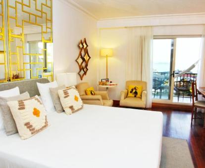 Foto de una de las elegantes habitaciones con terraza y vistas al mar del hotel.