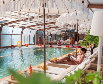 Mujer disfrutando de una de las piscinas cubiertas de este moderno resort ideal para parejas.