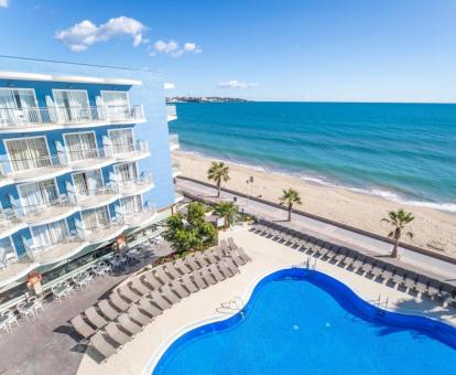 Foto de las instalaciones de este hotel con vistas al mar.