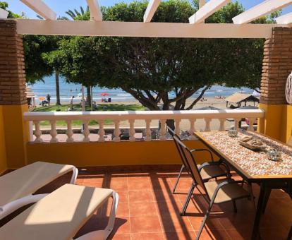 Foto de la terraza solarium con comedor y vistas al mar de uno de los apartamentos.