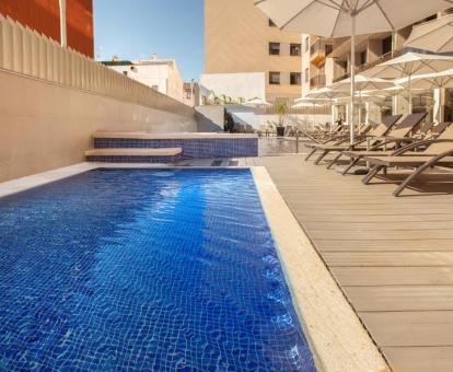Foto de la piscina al aire libre disponible todo el año de este hotel.