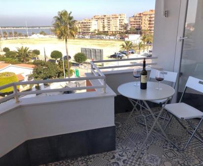 Foto de la terraza con comedor exterior y vistas al mar del apartamento.