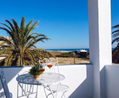 Foto del balcón con vistas al mar de una de las habitaciones.