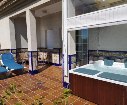 Preciosa terraza privada con un gran jacuzzi al aire libre de la suite del hotel.