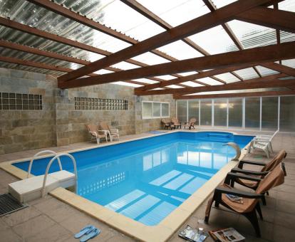 Foto de la piscina cubierta con chorros del spa.