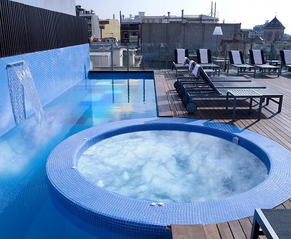 Foto del jacuzzi y piscina que podemos encontrar en este hotele para adultos y LGBT friendly de la ciudad de Barcelona