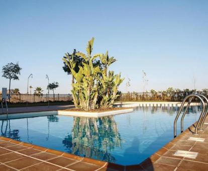 Foto de la piscina al aire libre disponible todo el año de este alojamiento.