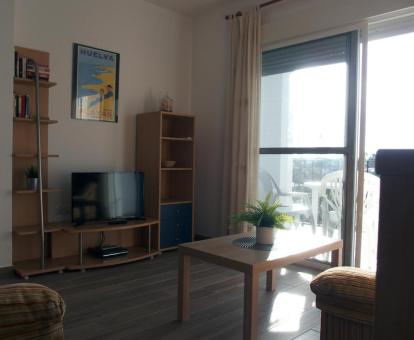 Foto de la sala de estar con amplios ventalanes de este apartamento con vistas al mar.