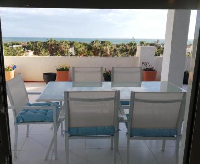 Foto de la terraza con comedor exterior y vistas al mar de este precioso apartamento ático.