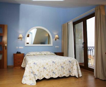 Foto de una de las habitaciones con vistas al mar.