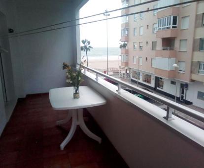 Foto del balcón amueblado con vistas al mar de este apartamento.