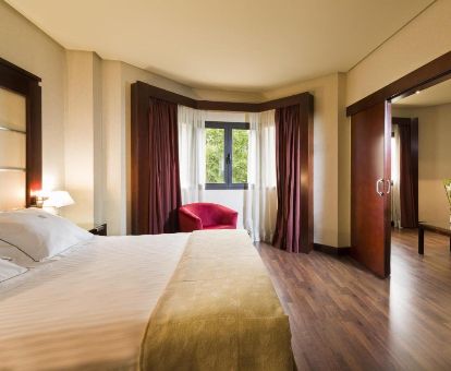 Amplia suite con zona de estar independiente de este hotel ideal para parejas.