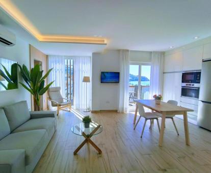 Foto de las instalaciones de este hotel con vistas al mar.