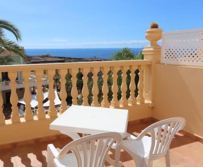 Foto del balcón con vistas al mar de una de las habitaciones.