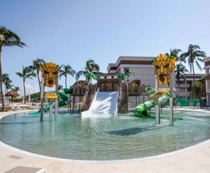 Foto de la piscina con toboganes de agua del hotel.