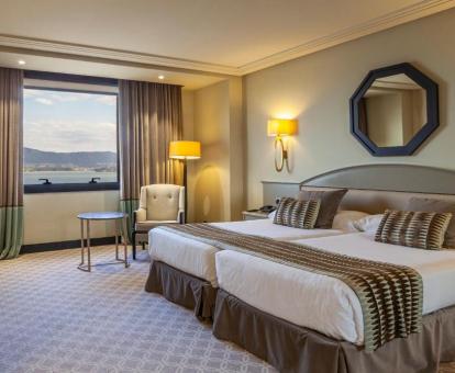 Foto de una de las habitaciones con vistas al mar del hotel.