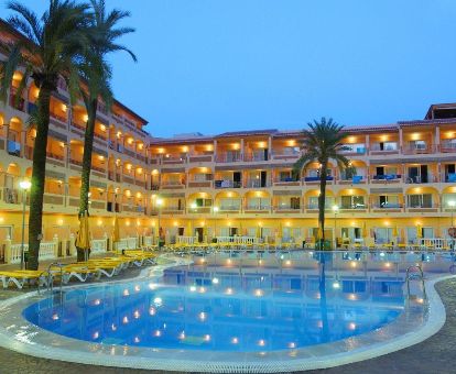 Exteriores con gran piscina y solarium de este moderno hotel ideal para estancias en pareja.