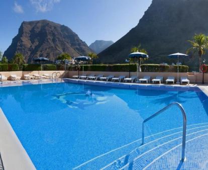 Foto de la piscina al aire libre disponible todo el año de este complejo de apartamentos.