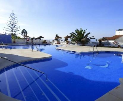Foto de la piscina al aire libre con solarium y vistas al mar de este hotel.