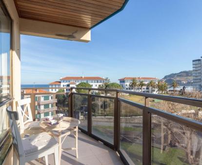 Foto de las instalaciones de este hotel con vistas al mar.