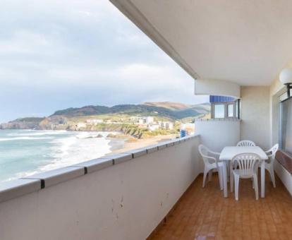 Foto de las instalaciones de este hotel con vistas al mar.