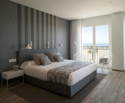 Foto de una de las elegantes habitaciones del hotel con vistas al mar.