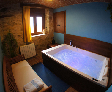 Foto de la estancia con bañera de hidromasaje de la casa rural el Balcón de Ares, en Castellón.