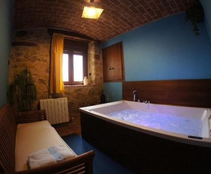 Zona de bienestar con jacuzzi privado del apartamento de un dormitorio de este establecimiento.