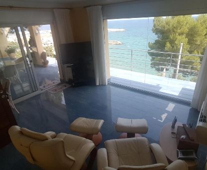 Uno de los espacios de uso compartido con vistas al mar de este hermoso hotel.