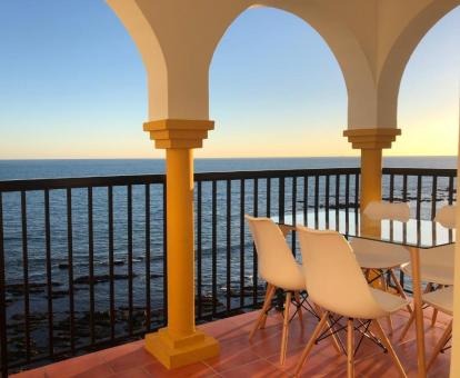 Foto del balcón amueblado con vistas al mar de este apartamento.